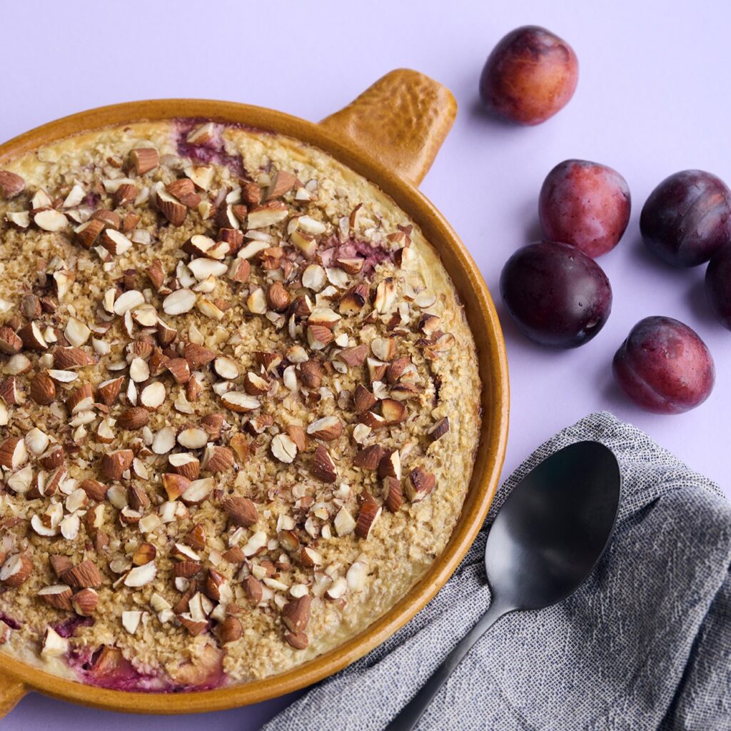 Bagt havregrød med blommer og mandelcrunch fra bogen Glutenfri Morgenmad