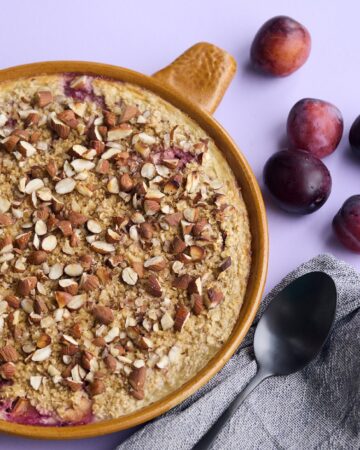 Bagt havregrød med blommer og mandelcrunch fra bogen Glutenfri Morgenmad