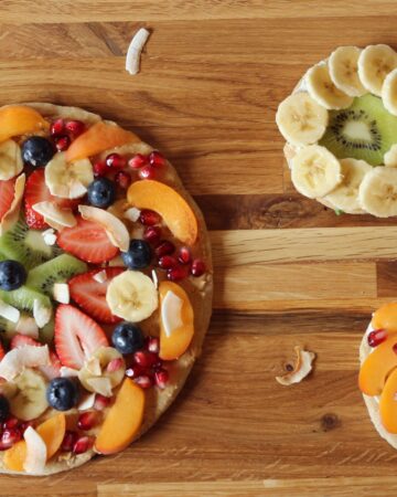 Glutenfri frugtpizza. Sjov med ungerne i køkkenet. Ide og inspiration til børnefødselsdag. Frugtpizza i madpakken.