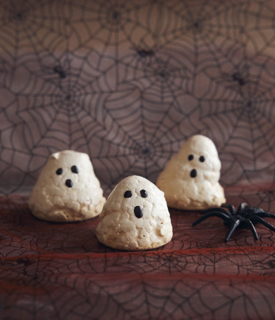 halloweenspøgelser lavet af marengstoppe med øjne og åben mund af chokolade