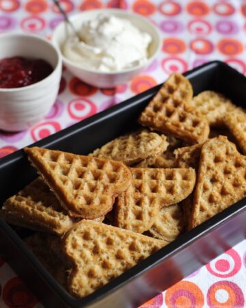 Sprøde vafler, chiafrø, chiavafler, proteinvafler, glutenfri vafler, mælkefri, laktosefri, sunde vafler, low fodmap diet, nemme vafler, vafler uden æg, vafler til morgenmad