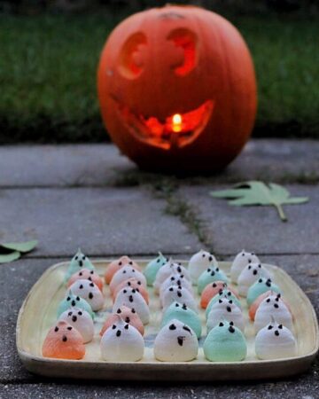 Halloween spøgelser - gys eller guf, glutenfri halloween guf, hjemmelavet, marengs med mint, low fodmap, slik, glutenfri, halloween marengsspøgelser