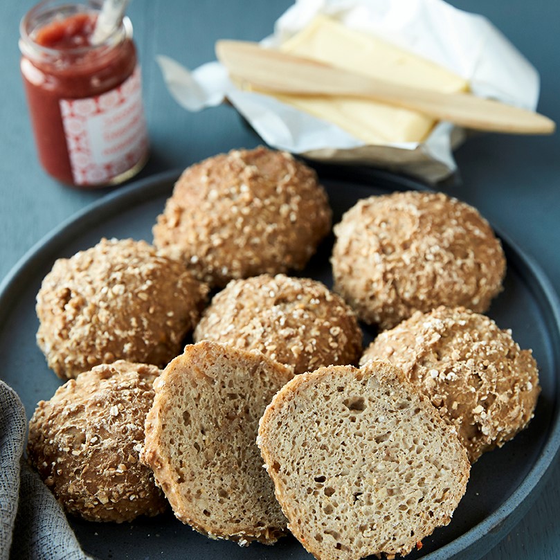 Billede af glutenfrie surdejsboller ved siden af marmelade og smør