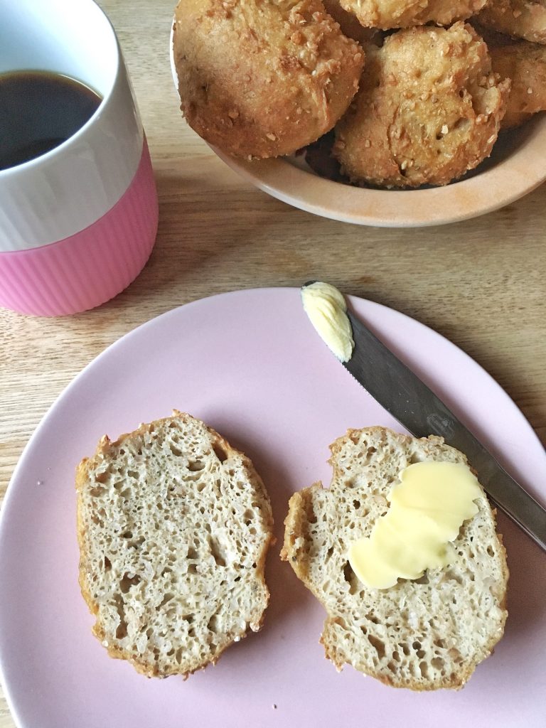 Glutenfri srudejsboller på et morgenbord med kaffe