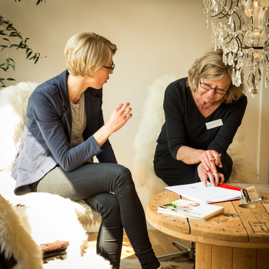 Karina Baagø taler med en deltager på glutenfri bagekursus