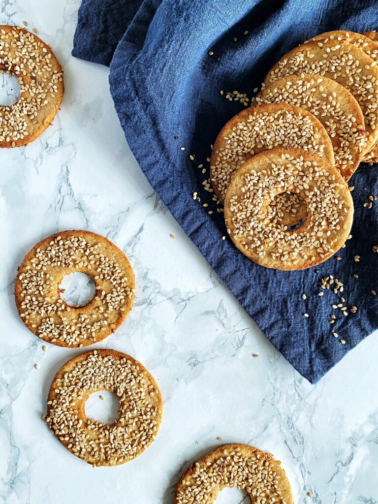 runde glutenfri knækbrød med sesam og flagesalt