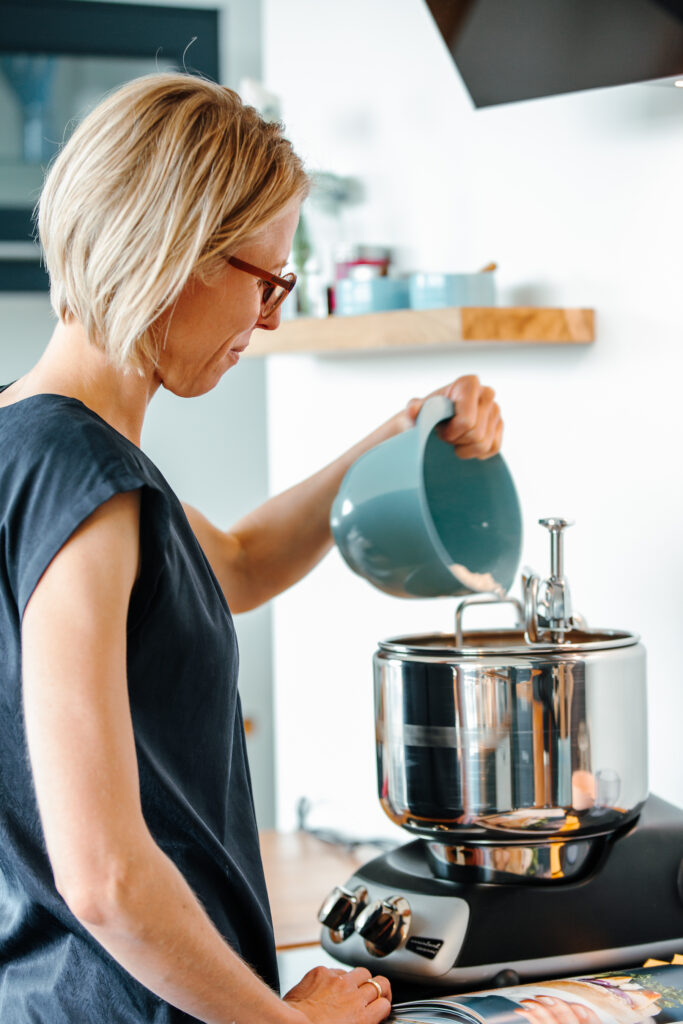 Karina Baagø underviser i Klub Glutenfri. Der røres en glutenfri dej på Ankarsrum røremaskine.