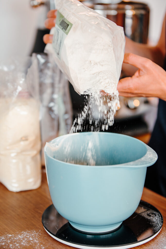 glutenfri mel, der bliver hældt op i en skål