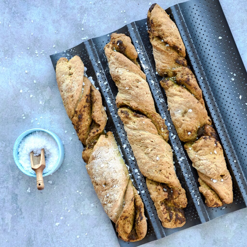 Fuldkornsflutes med ramsløgspesto fra e-bogen Glutenfrie Madbrød